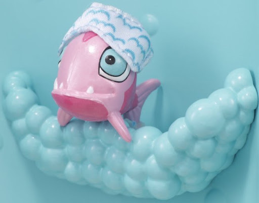 Dead Tired: Lagoona Blue y su cama (una estación hidratadora), que incluye a su piraña - mascota, Neptuna