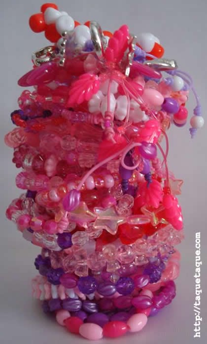 44 pulseritas más para Candela con el set de abalorios de Hello Kitty. En total: 50!!!