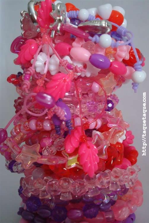 44 pulseritas más para Candela con el set de abalorios de Hello Kitty. En total: 50!!!