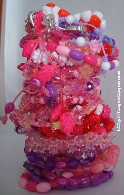 44 pulseritas más para Candela con el set de abalorios de Hello Kitty. En total: 50!!!