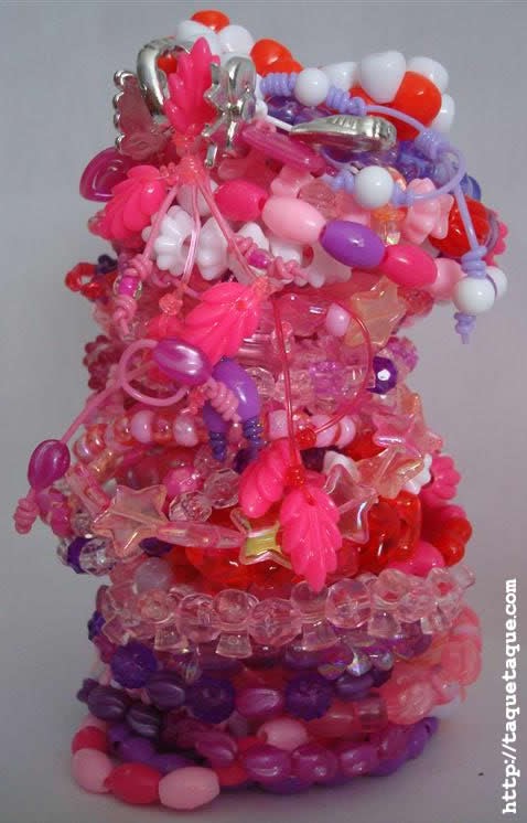 44 pulseritas más para Candela con el set de abalorios de Hello Kitty. En total: 50!!!