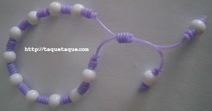 pulsera lila con abalorios blancos pulsera lila con abalorios blancos