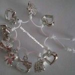 pulsera blanca con charms de Hello Kitty