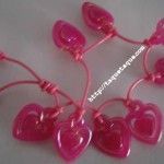 pulsera de corazones color fucsia, incluidos en el set de abalorios de Hello Kitty