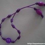 pulsera con abalorios y escubidu violeta
