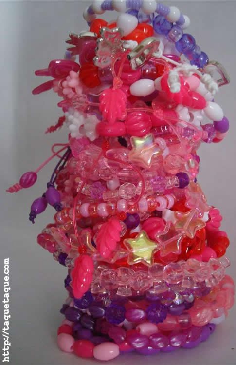 44 pulseritas más para Candela con el set de abalorios de Hello Kitty. En total: 50!!!
