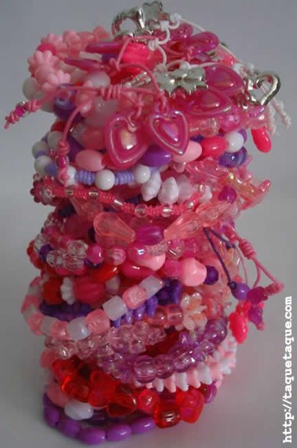 44 pulseritas más para Candela con el set de abalorios de Hello Kitty. En total: 50!!!