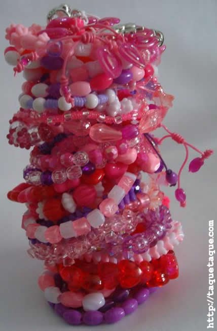 44 pulseritas más para Candela con el set de abalorios de Hello Kitty. En total: 50!!!