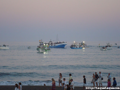 Barcos y gente en la playa de Estepona durante la Procesión del Carmen el 16 de julio de 2011 Barcos y gente en la playa de Estepona durante la Procesión del Carmen el 16 de julio de 2011