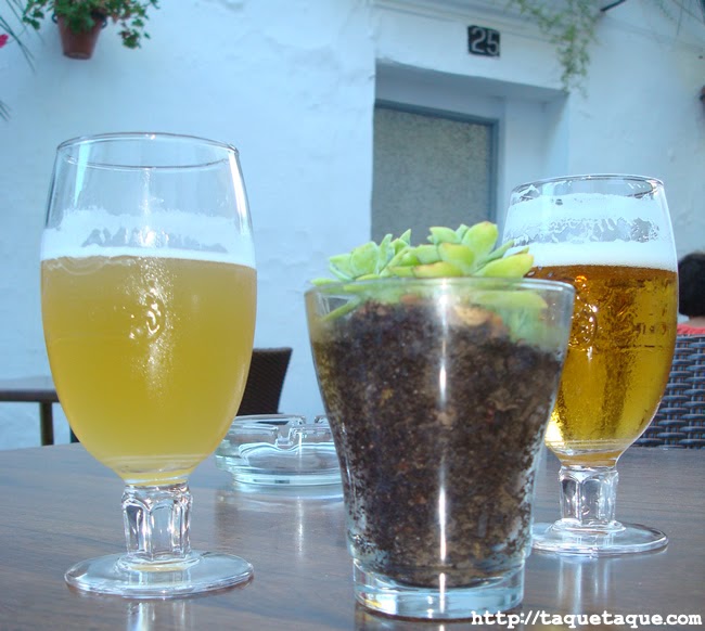 cañas en una de las mesas de la terraza del MaduBar Fusion, en Estepona (Málaga) cañas en una de las mesas de la terraza del MaduBar Fusion, en Estepona (Málaga)