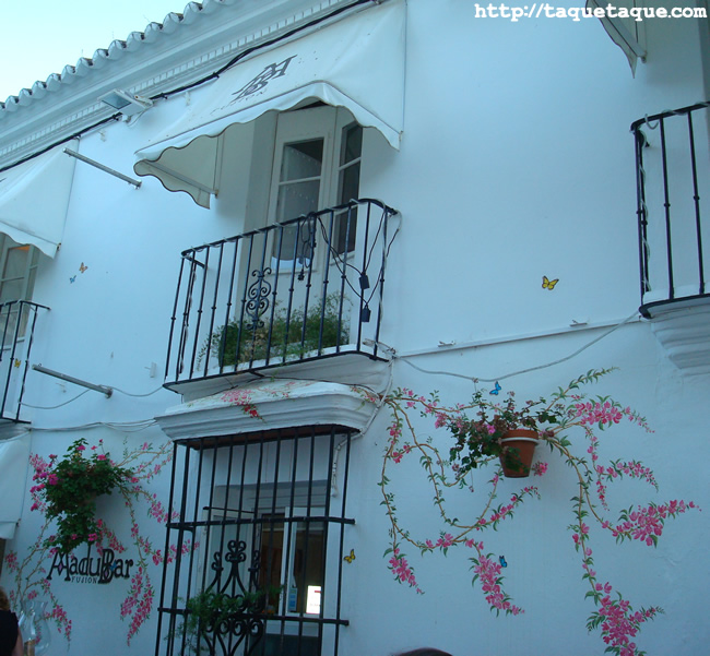 flores y mariposas pintadas en la fachada de la terraza del MaduBar Fusion, en Estepona (Málaga) flores y mariposas pintadas en la fachada de la terraza del MaduBar Fusion, en Estepona (Málaga)
