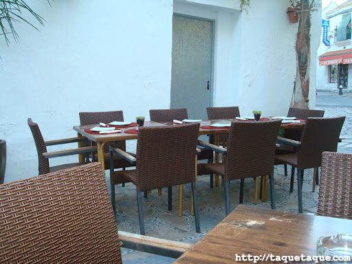 una de las mesas de la terraza del MaduBar Fusion, en Estepona (Málaga) una de las mesas de la terraza del MaduBar Fusion, en Estepona (Málaga)