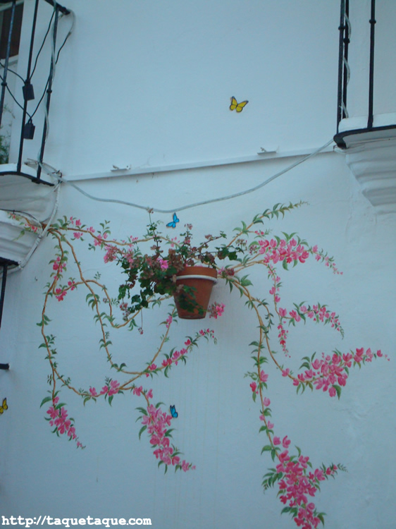 flores y mariposas pintadas en la fachada de la terraza del MaduBar Fusion, en Estepona (Málaga) flores y mariposas pintadas en la fachada de la terraza del MaduBar Fusion, en Estepona (Málaga)