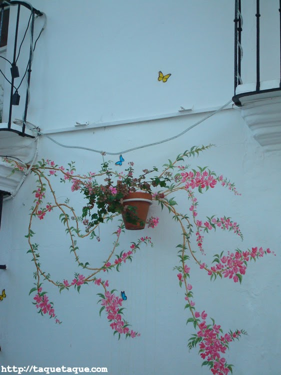 flores y mariposas pintadas en la fachada de la terraza del MaduBar Fusion, en Estepona (Málaga) flores y mariposas pintadas en la fachada de la terraza del MaduBar Fusion, en Estepona (Málaga)