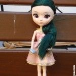 Mi Pullip Saras en un banco de Marbella que muestra el nombre de la ciudad