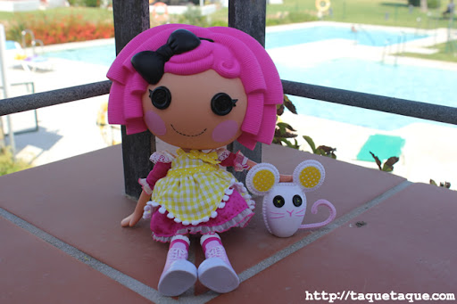 mi Lalaloopsy Crumbs Sugar Cookie, en la terraza del apartamento, con la piscina y el mar al fondo (Estepona - Málaga) mi Lalaloopsy Crumbs Sugar Cookie, en la terraza del apartamento, con la piscina y el mar al fondo (Estepona - Málaga)