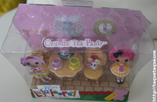 parte superior de la vista frontal de la caja del pack mini Crumbs' tea party playset, en la que se ve la forma de las tejas parte superior de la vista frontal de la caja del pack mini Crumbs' tea party playset, en la que se ve la forma de las tejas