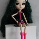 Mi primera foto de estudio con la EOS 550D: Pullip Saras con ropa rockera de Barbie