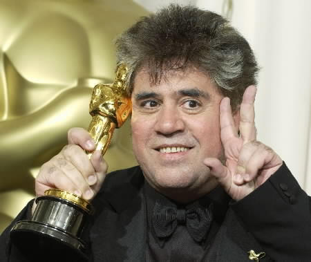 Pedro Almodóvar con su Óscar por "Todo sobre mi madre" Pedro Almodóvar con su Óscar por "Todo sobre mi madre"