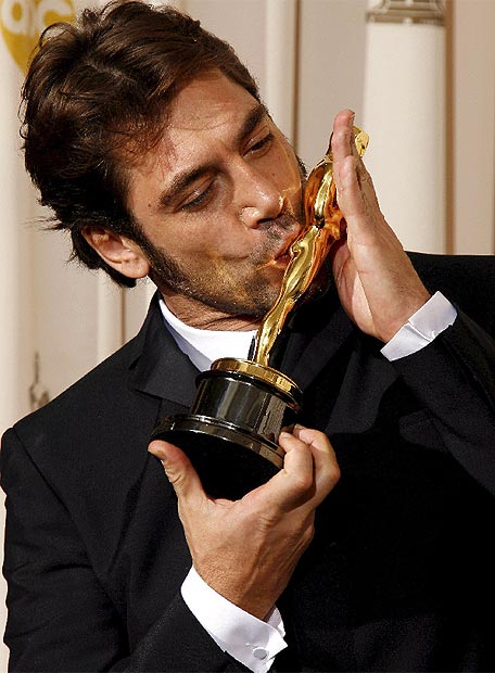 Javier Bardem - Oscar Javier Bardem besando el Óscar recibido