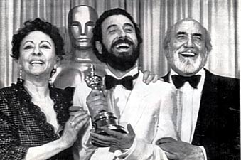 Garci y los protagonistas de Volver a Empezar recibiendo el Óscar Garci y los protagonistas de "Volver a Empezar" recibiendo el Óscar (1982)