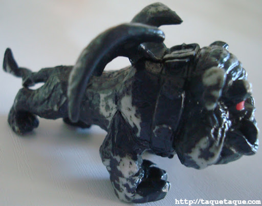 Rockseena, la mascota de Clawd Wolf (una gárgola-bulldog) Rockseena, la mascota de Clawd Wolf (una gárgola-bulldog)