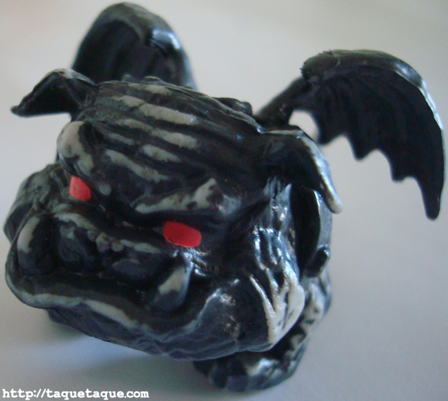 Rockseena, la mascota de Clawd Wolf (una gárgola-bulldog) Rockseena, la mascota de Clawd Wolf (una gárgola-bulldog)