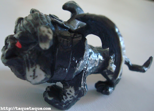 Rockseena, la mascota de Clawd Wolf (una gárgola-bulldog) Rockseena, la mascota de Clawd Wolf (una gárgola-bulldog)