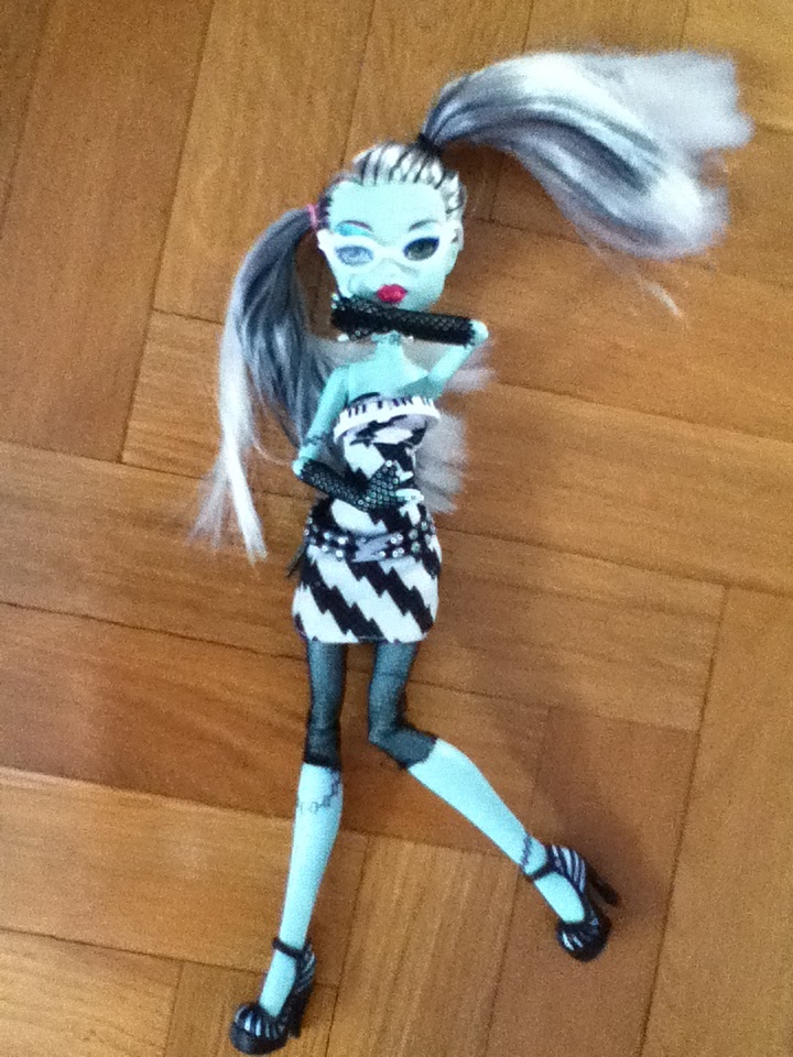 Foto de SANDRAHIGH: Lagoona Blue Dead Tired y Clawdeen Wolf con ropa de Abbey Bominable Foto de SANDRAHIGH: Frankie Stein Dawn of the Dance con su vestido y accesorios de Ghoulia (básica)