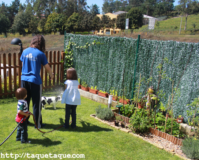 David, Paola y Borja regando las plantas del jardín (Santiago de Compostela) David, Paola y Borja regando las plantas del jardín (Santiago de Compostela)