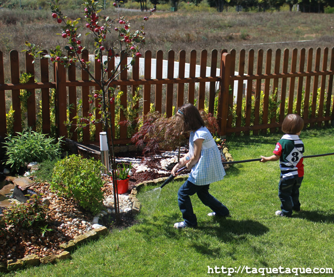 Paola y Borja regando las plantas del jardín de mis cuñados (Santiago de Compostela) Paola y Borja regando las plantas del jardín de mis cuñados (Santiago de Compostela)