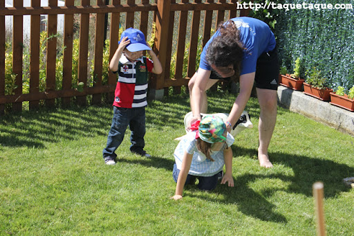 David jugando con Borja y Paola en el jardín de su casa en Santiago de Compostela David jugando con Borja y Paola en el jardín de su casa en Santiago de Compostela