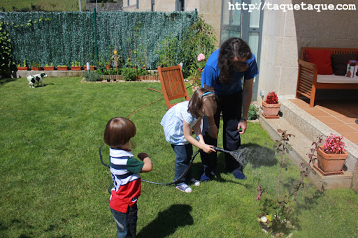 David, Paola y Borja regando las plantas del jardín (Santiago de Compostela) David, Paola y Borja regando las plantas del jardín (Santiago de Compostela)