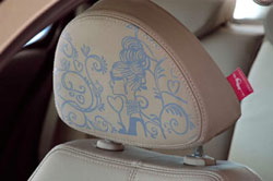 Nissan Micra Edición Jordi Labanda (2006). Detalle del reposacabezas. Nissan Micra Edición Jordi Labanda (2006). Detalle del reposacabezas.