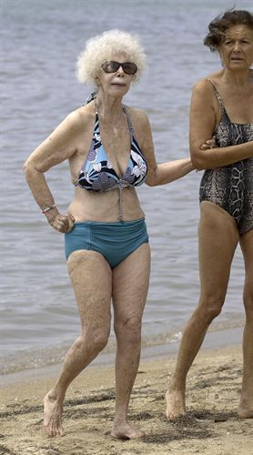 la Duquesa de Alba en bikini en la playa la Duquesa de Alba en bikini en la playa