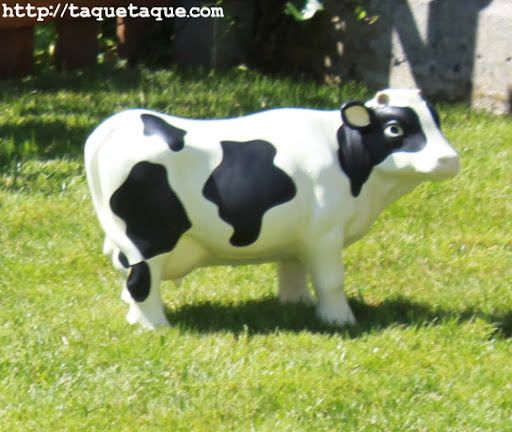 Vaquita de cerámica de la huerta del jardín de mis cuñados en Santiago de Compostela Vaquita de cerámica de la huerta del jardín de mis cuñados en Santiago de Compostela