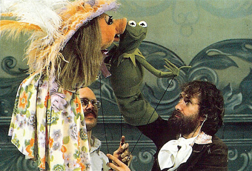 Jim Henson también estaba "dentro" de la rana Gustavo (Kermit), y Frank Oz manejaba a Miss Piggy Jim Henson también estaba "dentro" de la rana Gustavo (Kermit), y Frank Oz manejaba a Miss Piggy