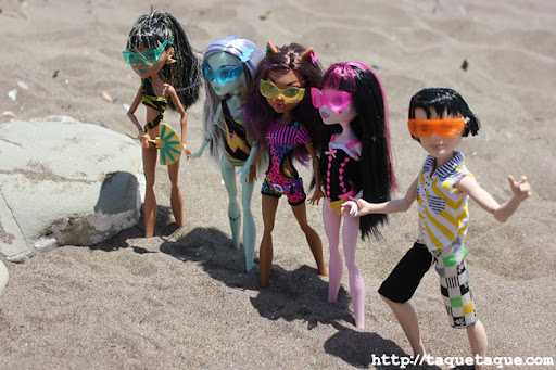mis Monster High Gloom Beach en la playa (Estepona - Málaga) mis Monster High Gloom Beach en la playa (Estepona - Málaga)
