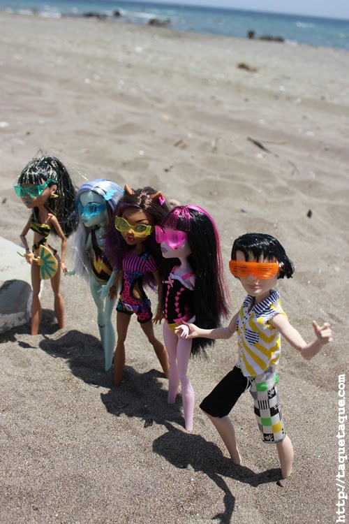 mis Monster High Gloom Beach en la playa (Estepona - Málaga) mis Monster High Gloom Beach en la playa (Estepona - Málaga)