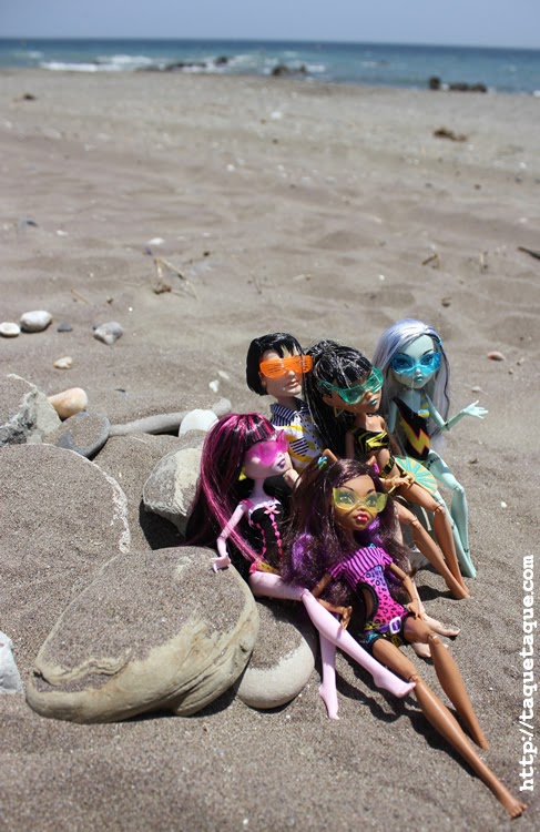 mis Monster High Gloom Beach en la playa (Estepona - Málaga) mis Monster High Gloom Beach en la playa (Estepona - Málaga)