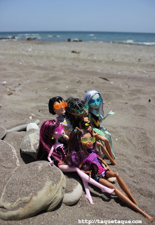 mis Monster High Gloom Beach en la playa (Estepona - Málaga) mis Monster High Gloom Beach en la playa (Estepona - Málaga)