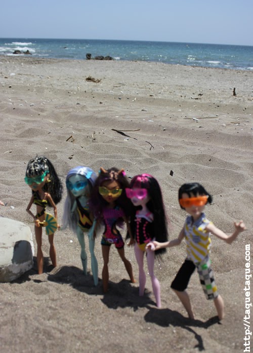 mis Monster High Gloom Beach en la playa (Estepona - Málaga) mis Monster High Gloom Beach en la playa (Estepona - Málaga)