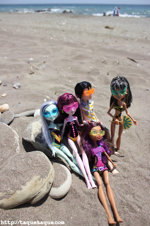 mis Monster High Gloom Beach en la playa (Estepona - Málaga) mis Monster High Gloom Beach en la playa (Estepona - Málaga)