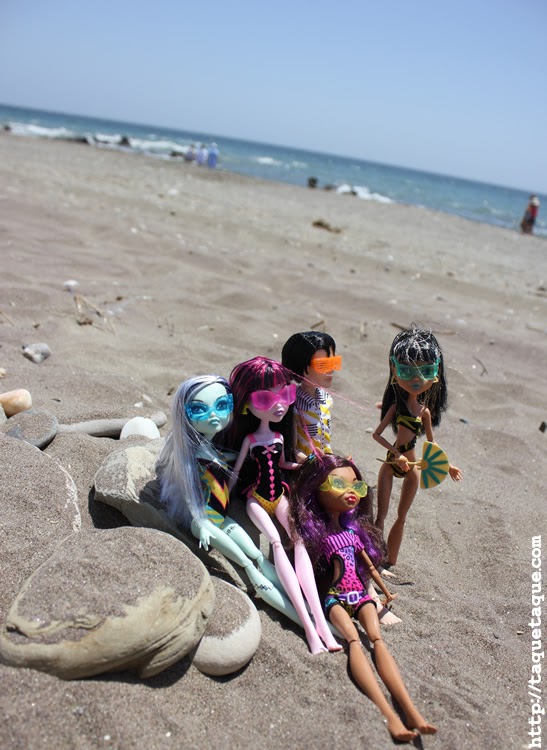 mis Monster High Gloom Beach en la playa (Estepona - Málaga) mis Monster High Gloom Beach en la playa (Estepona - Málaga)