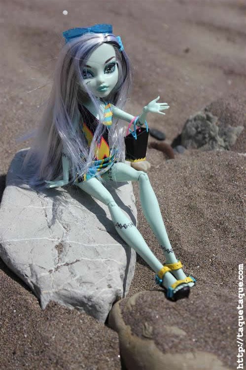 mis Monster High Gloom Beach en la playa (Estepona - Málaga) mis Monster High Gloom Beach en la playa (Estepona - Málaga)