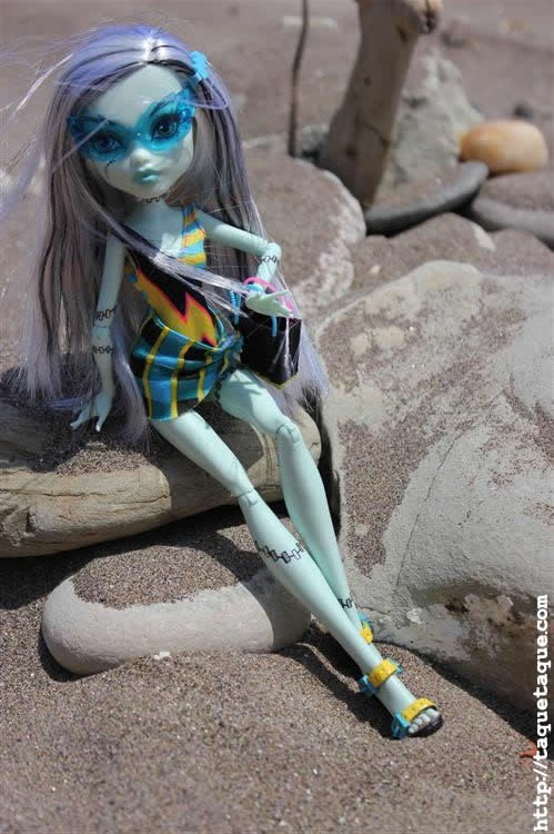 mis Monster High Gloom Beach en la playa (Estepona - Málaga) mis Monster High Gloom Beach en la playa (Estepona - Málaga)