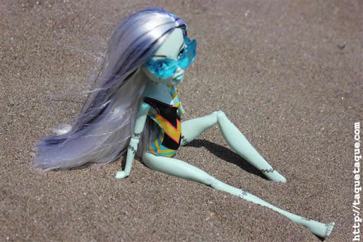 mis Monster High Gloom Beach en la playa (Estepona - Málaga) mis Monster High Gloom Beach en la playa (Estepona - Málaga)