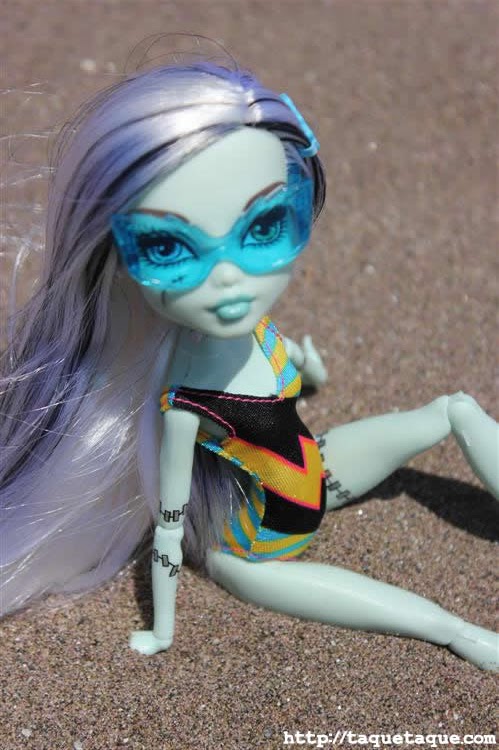 mis Monster High Gloom Beach en la playa (Estepona - Málaga) mis Monster High Gloom Beach en la playa (Estepona - Málaga)