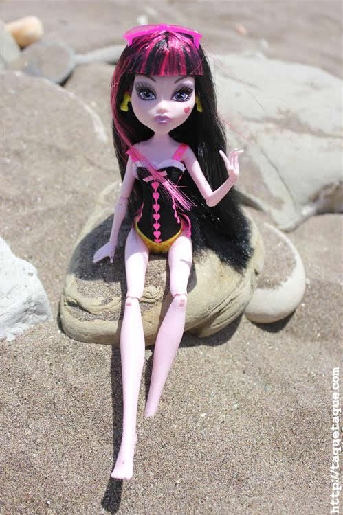 mis Monster High Gloom Beach en la playa (Estepona - Málaga) mis Monster High Gloom Beach en la playa (Estepona - Málaga)
