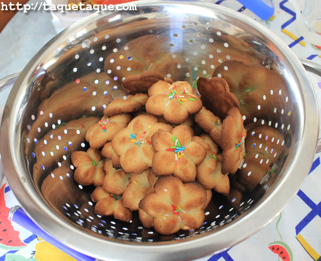 A falta de rejilla para que enfriaran las galletas, tuvimos que usar un escurreverduras A falta de rejilla para que enfriaran las galletas, tuvimos que usar un escurreverduras